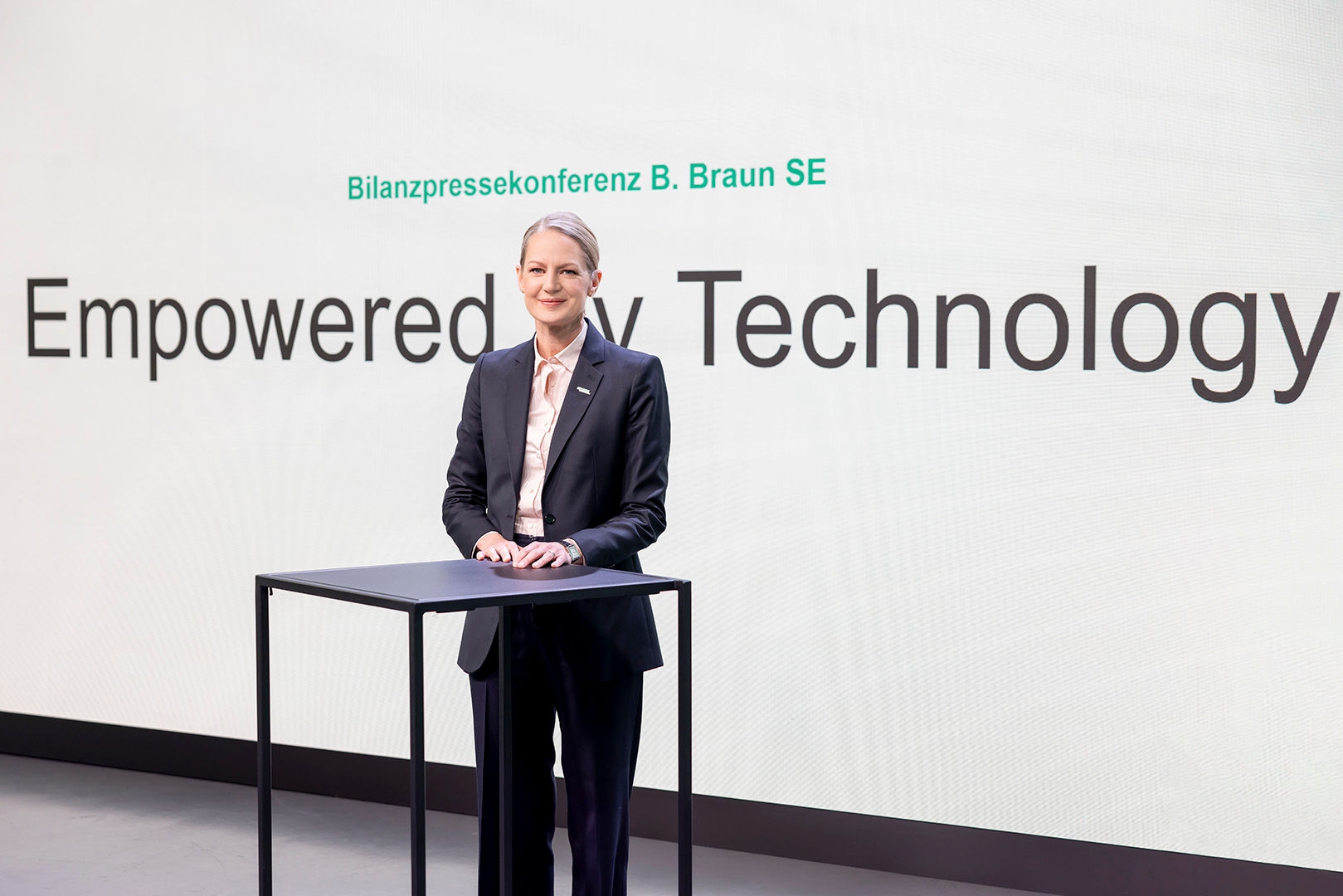 Anna Maria Braun presenterer årsrapportkonferanse med tittelen empowered by technology