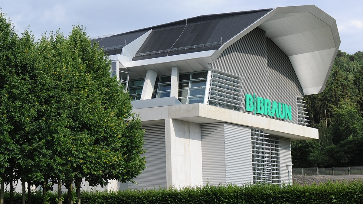 B. Braun besøkssenter med et stort B. Braun-logo, som utstråler en følelse av gjestfrihet og åpenhet. 