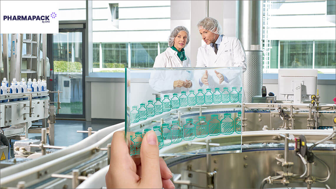 To produksjonsarbeidere i laboratoriefrakker diskuterer