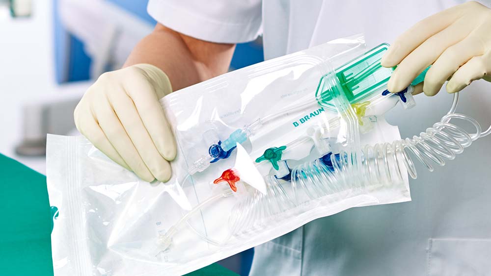 Helsepersonell som fjerner et forhåndsinnstilt medisinsk instrument fra B. Braun fra de sterile posene.