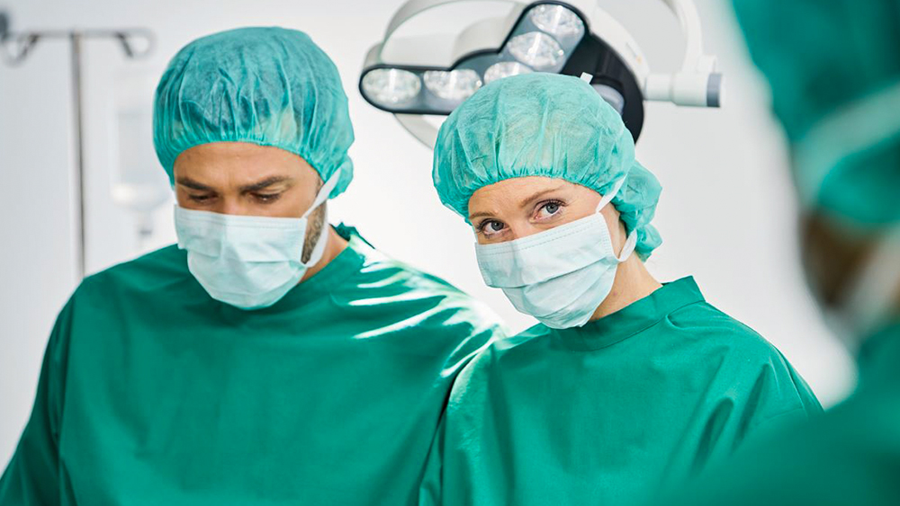 Helsepersonell i en operasjonsstue