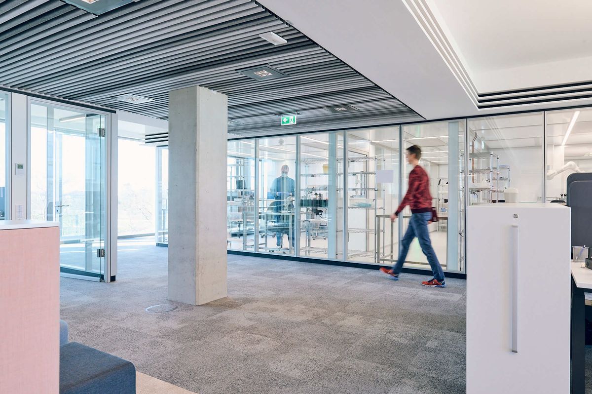 En innvendig visning av et laboratorium i en kontorbygning som brukes av alumni i B. Braun accelerator-programmet. 