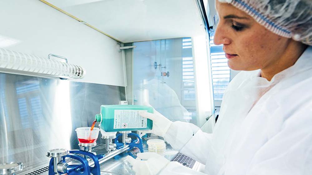 En laboratoriearbeider fyller medisinsk utstyr med B. Braun desinfeksjonsmiddel. 