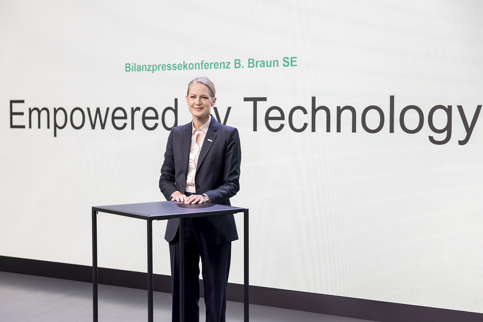 Anna Maria Braun presenterer årsrapportkonferanse med tittelen empowered by technology